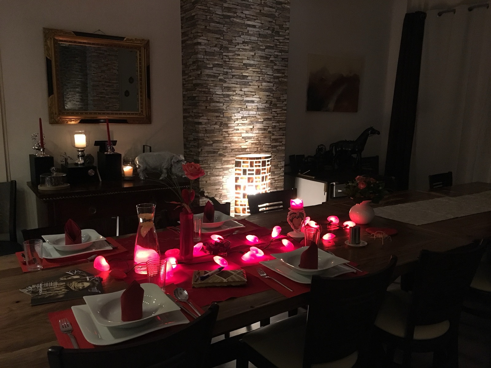 Gedeckter Tisch mit Kerzen am Abend