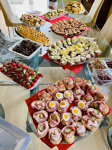Gedeckter Tisch mit Häppchen und Fingerfood