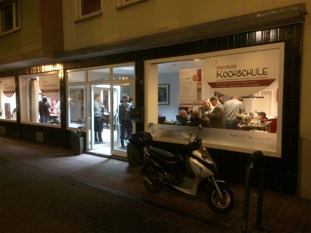 Die Kochschule am Abend, von der Straße aus