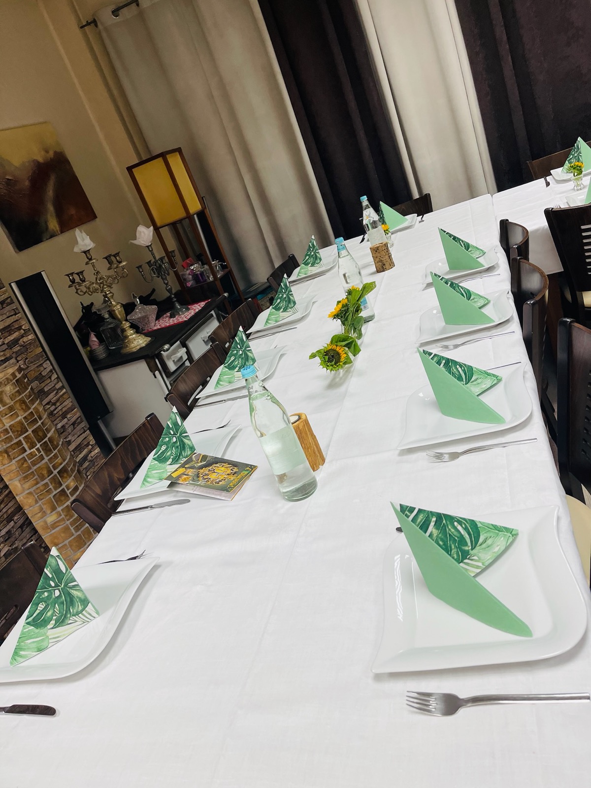 Lange, weiß eingedeckte Tafel mit Servietten