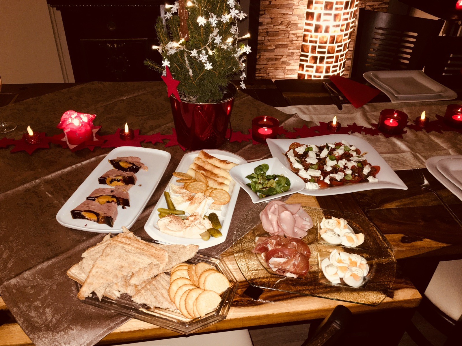 Antipasti-Tisch mit Kerzen