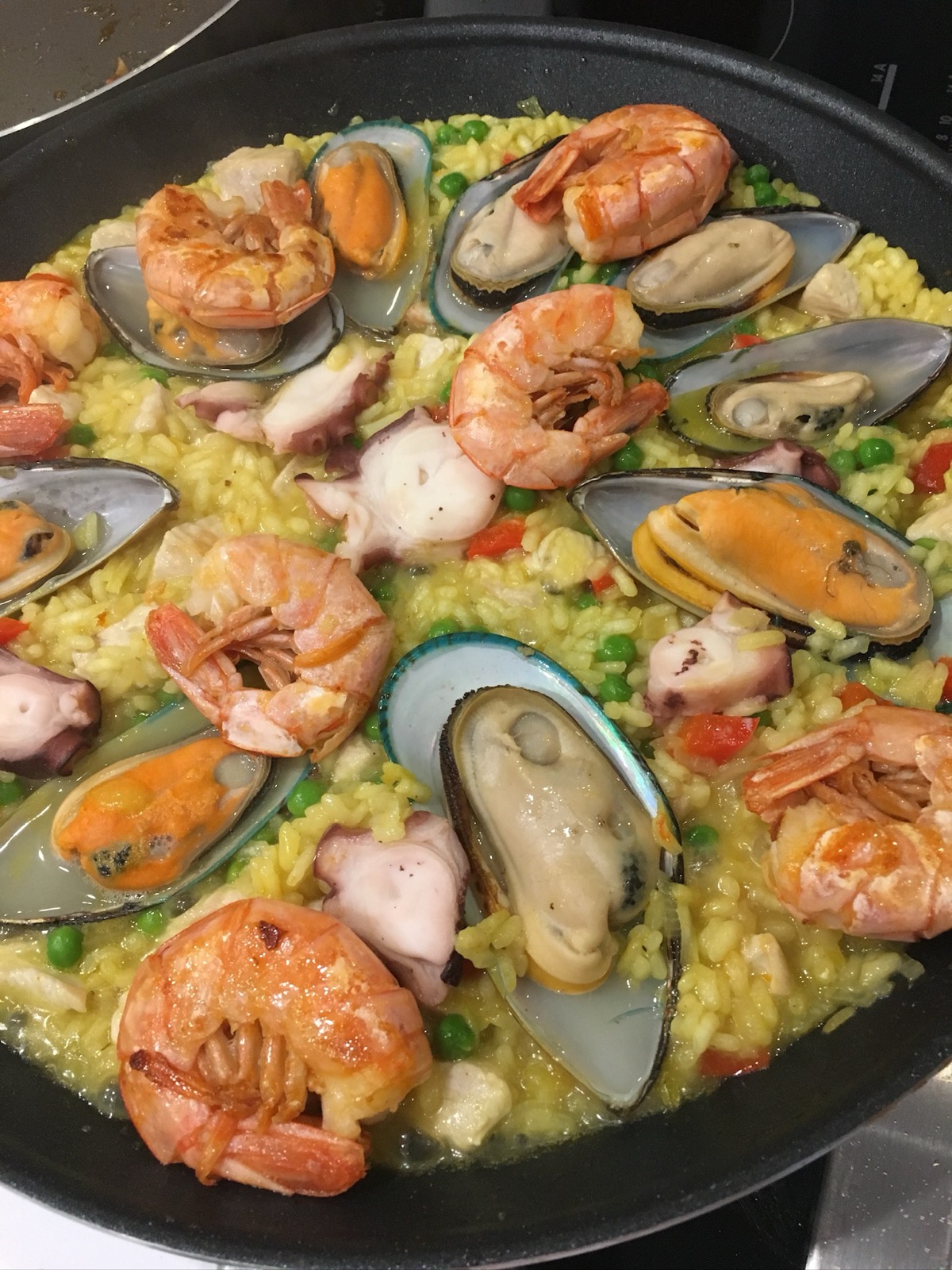 Paella mit Muscheln und Garnelen