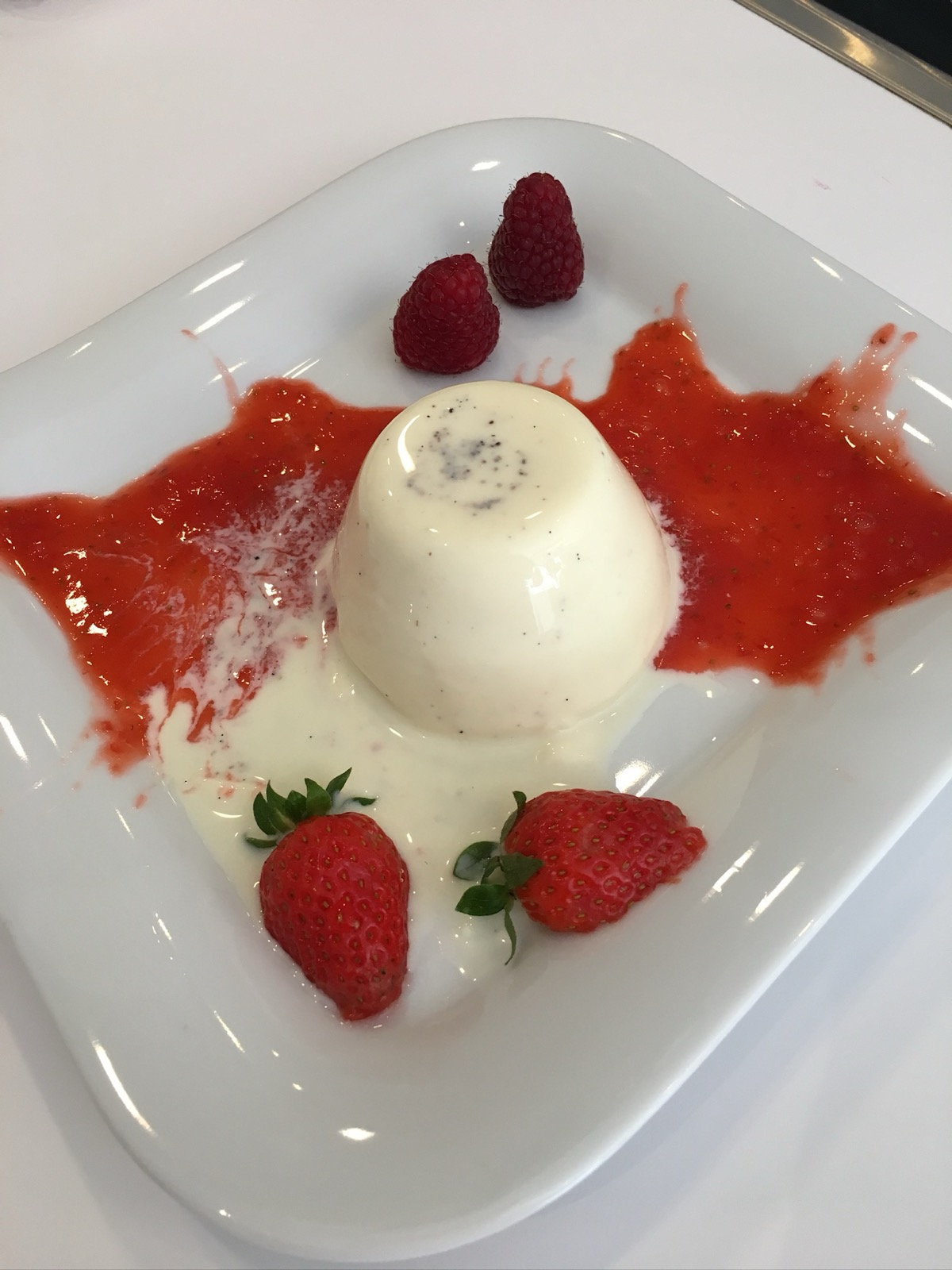 Panna cotta mit Erdbeeren