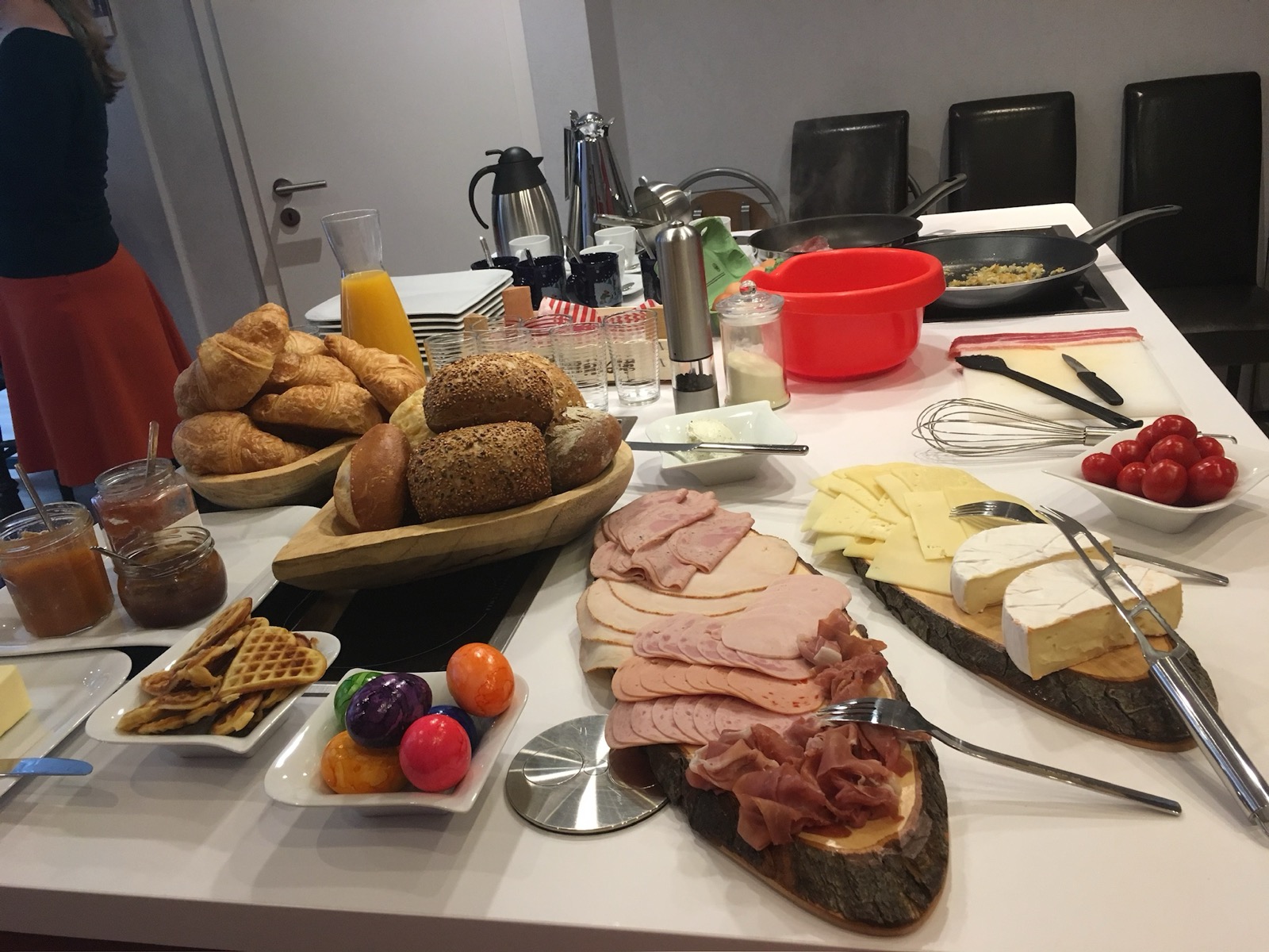 Frühstücksbuffet in einer Küche vor Ort